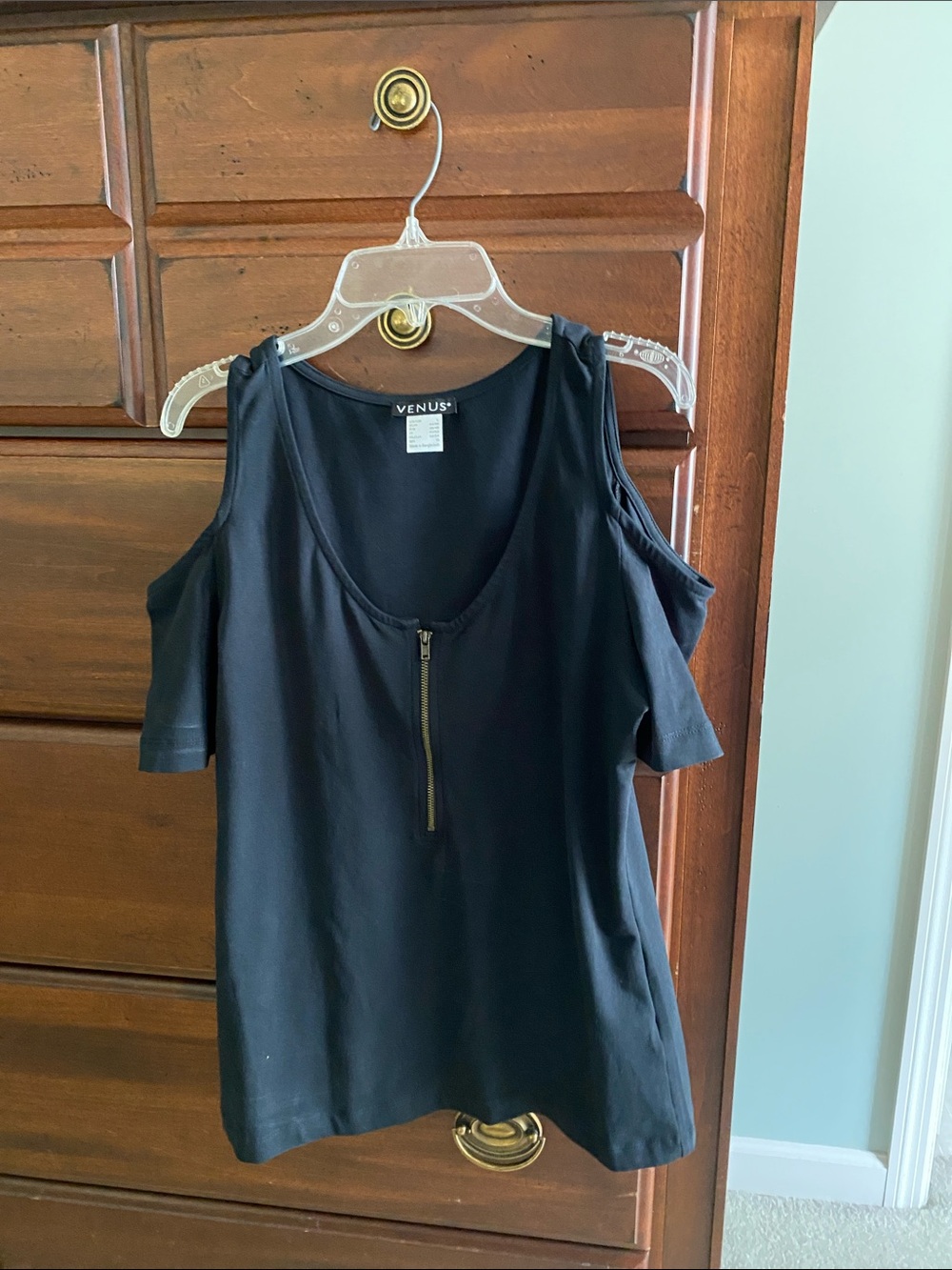 VENUS Black Cold-Shoulder Zip Front Tank Top